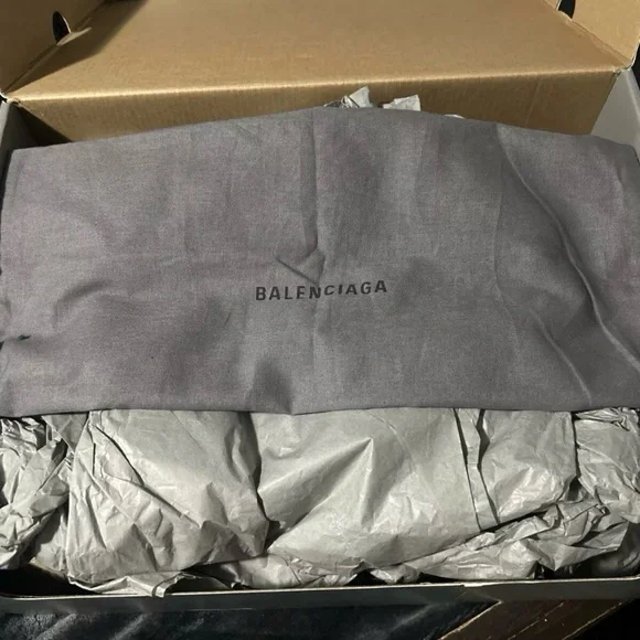 Balenciaga White Sneakers - Picture 7 of 8